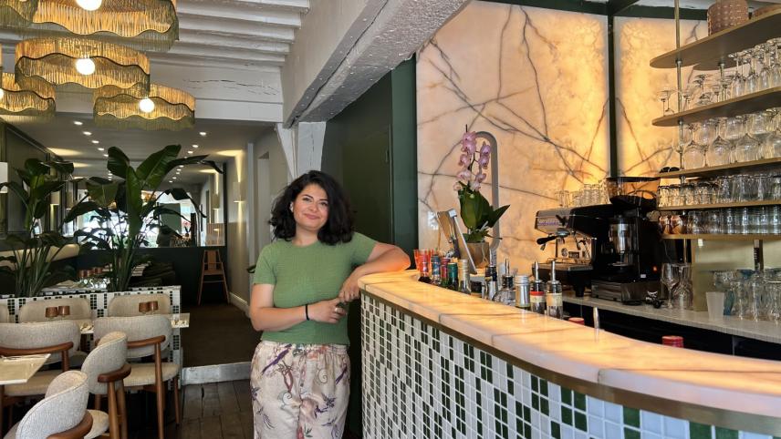 Yassaman derrière le bar de Bambini